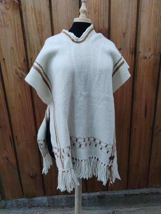 Poncho de lana blanca con ribetes café