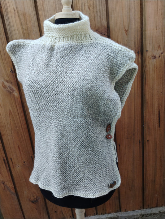 Chaleco sin mangas de lana blanco y gris
