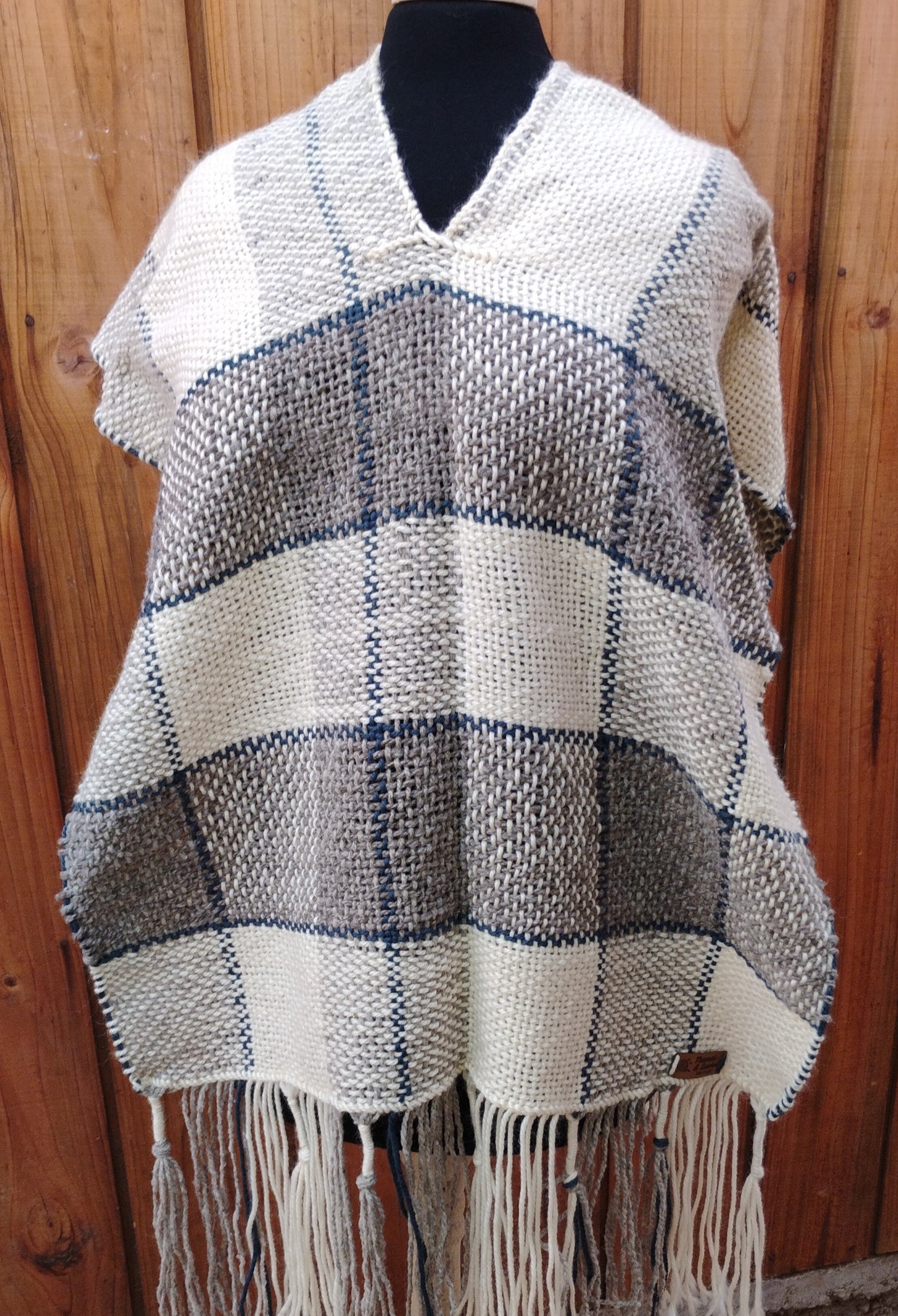 Poncho de lana a cuadros gris, blanco y azul