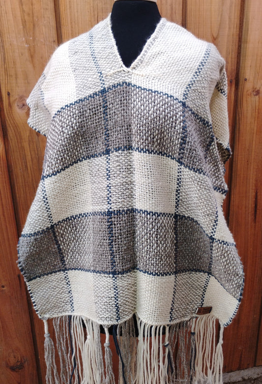 Poncho de lana a cuadros gris, blanco y azul
