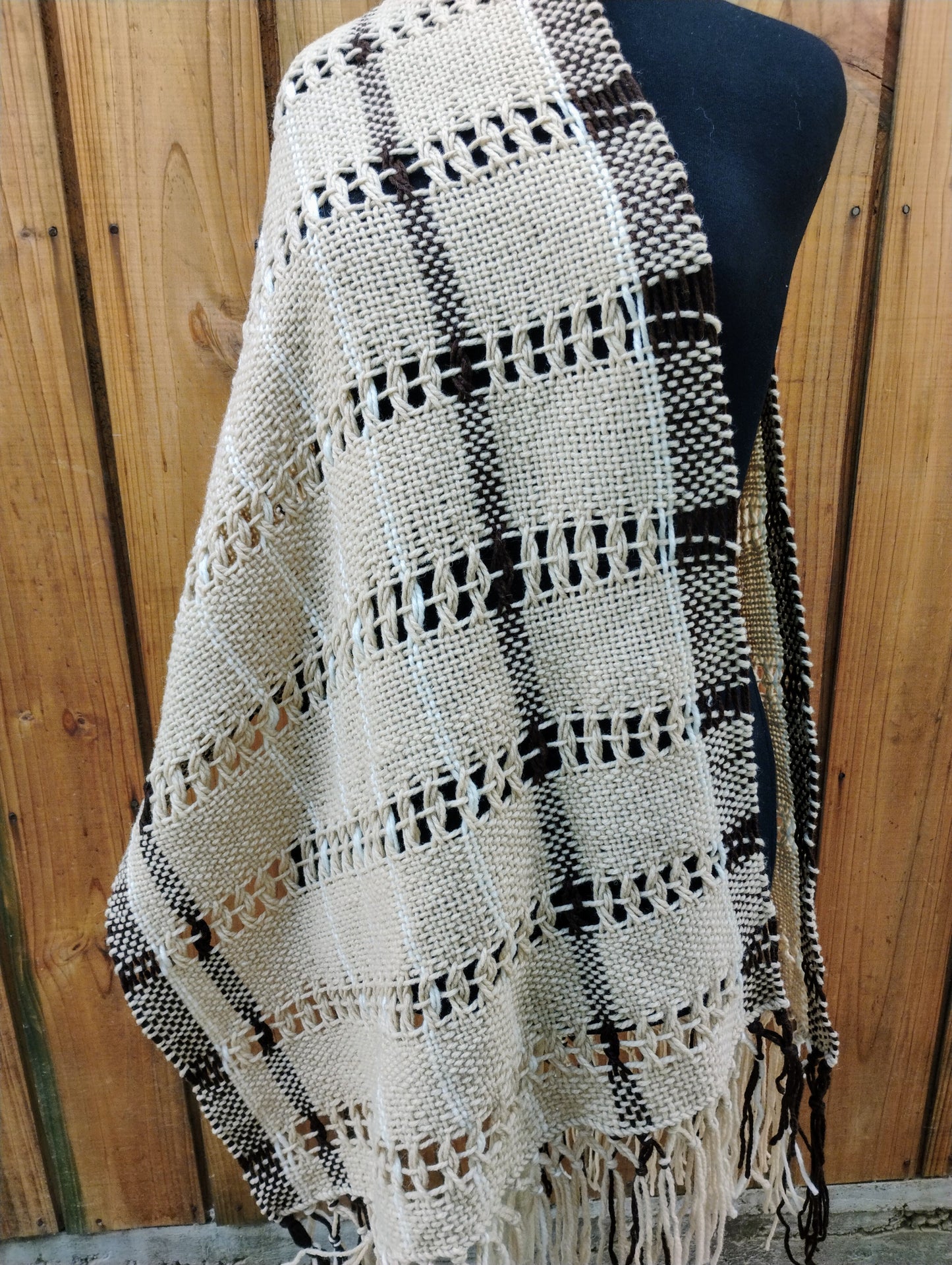 Chal beige de lana de oveja