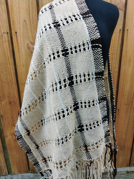 Chal beige de lana de oveja