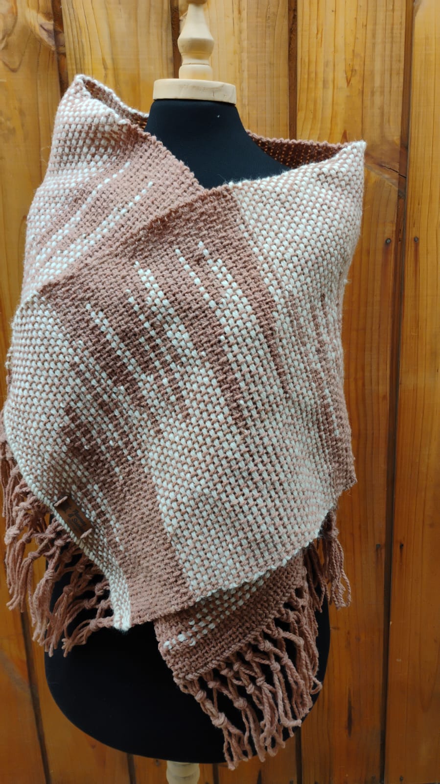 Bufanda de lana teñida con tintes naturales (cáscara de palta)