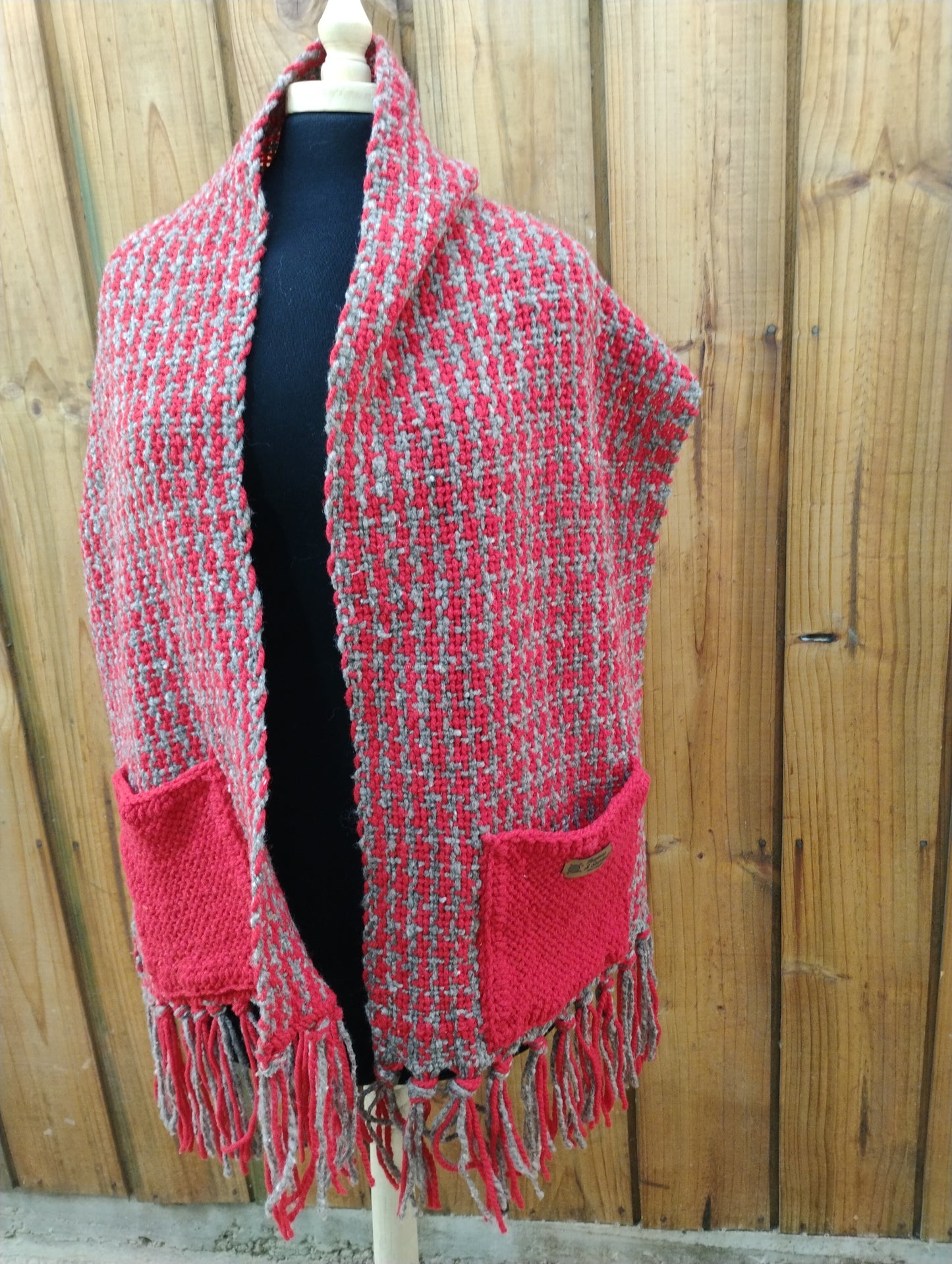 Bufanda de lana roja con bolsillos