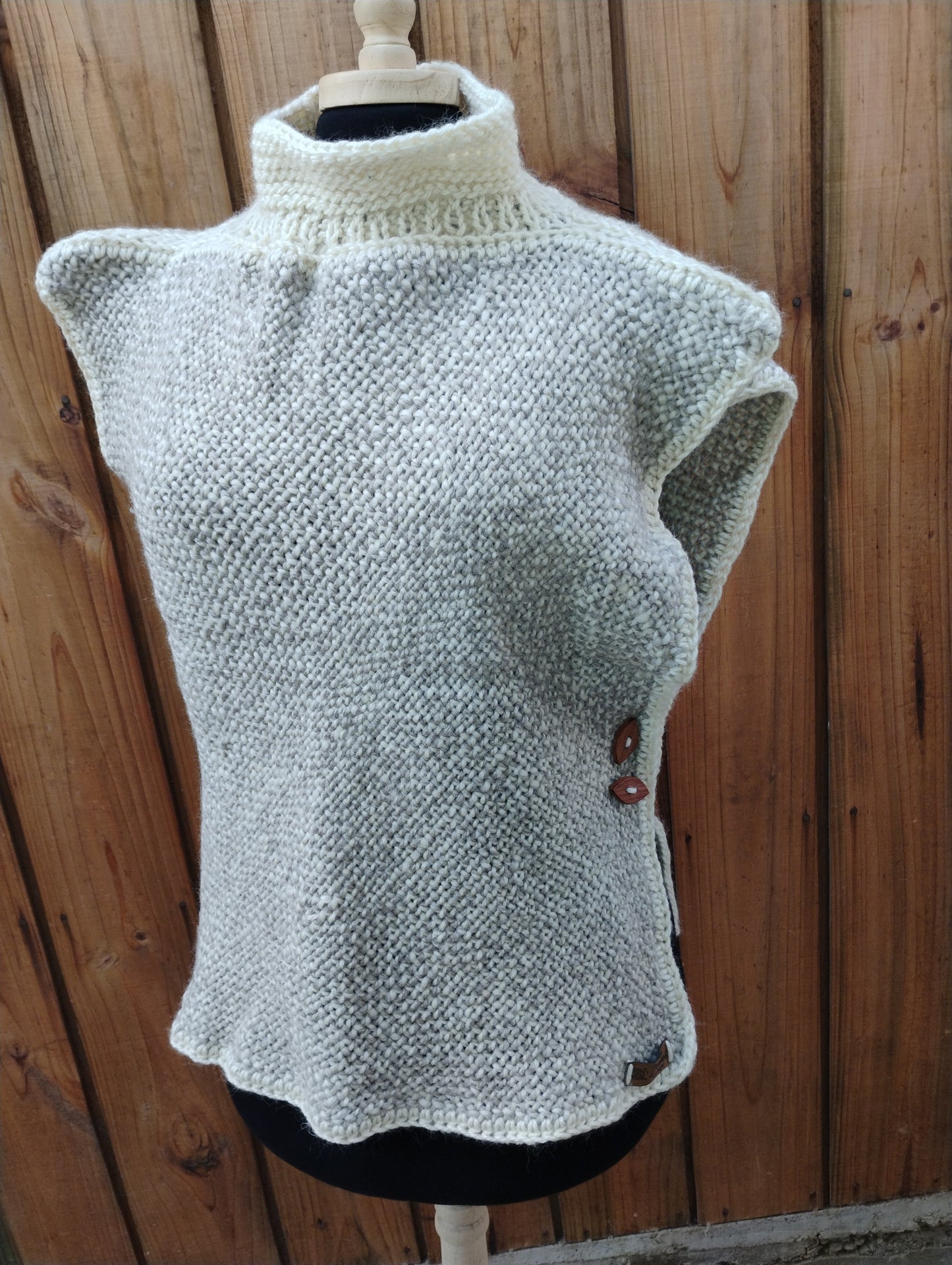 Chaleco sin mangas de lana blanco y gris