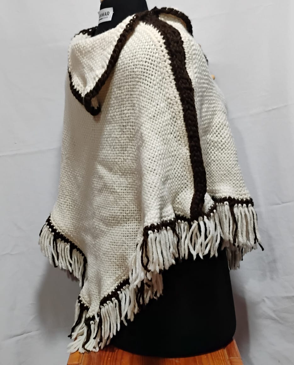 Poncho con flecos color crudo