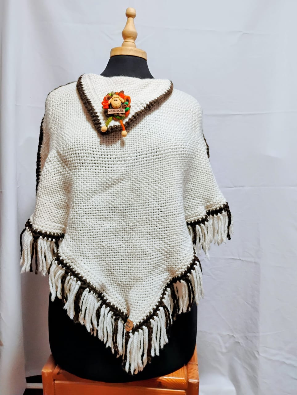 Poncho con flecos color crudo